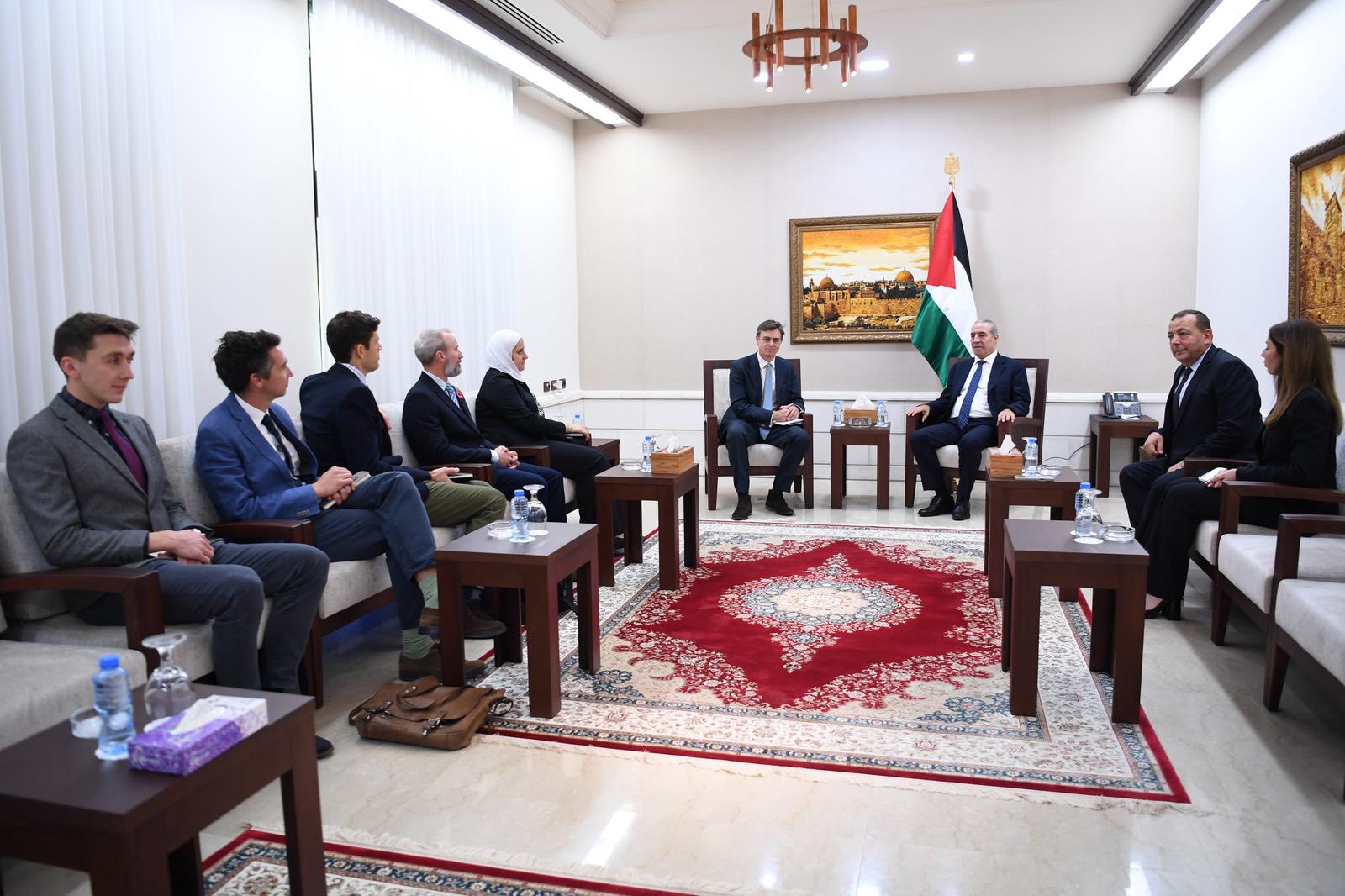 نائب الرئيس حسين الشيخ يتلقي بالقنصل البريطانية العامة هيلين وينترتون