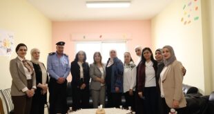 شفا - زارت وزيرة شؤون المرأة منى الخليلي، ومحافظة رام الله والبيرة د. ليلى غنام، ووزيرة التنمية الاجتماعية د. سماح حمد، اليوم، مركز حماية المرأة في بيتونيا، وذلك بتنظيم من وزارة التنمية الاجتماعية ضمن فعاليات اليوم الوطني للمرأة الفلسطينية، بهدف تعزيز دور المركز وطاقمه في حماية النساء المعنّفات، والاطلاع على واقع الخدمات المقدمة، والالتقاء بالمقيمات والمنتفعات دعمًا لمسار تعافيهن وتمكينهن. وتأتي الزيارة في إطار الجهود الوطنية المشتركة لتعزيز حماية النساء والفتيات من مختلف أشكال العنف، وتجسيد التكامل بين المؤسسات الوطنية في دعم منظومة الحماية الاجتماعية وضمان وصول النساء إلى خدمات شاملة ومستدامة.