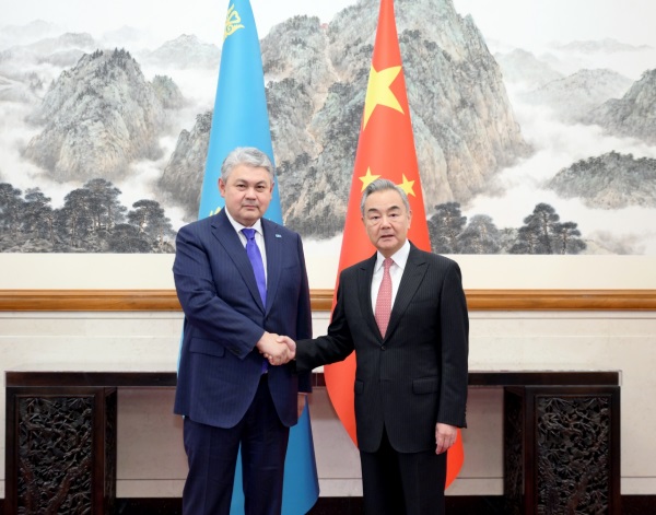 وزير خارجية الصين وانغ يي يعقد محادثات مع نظيره الكازاخستاني