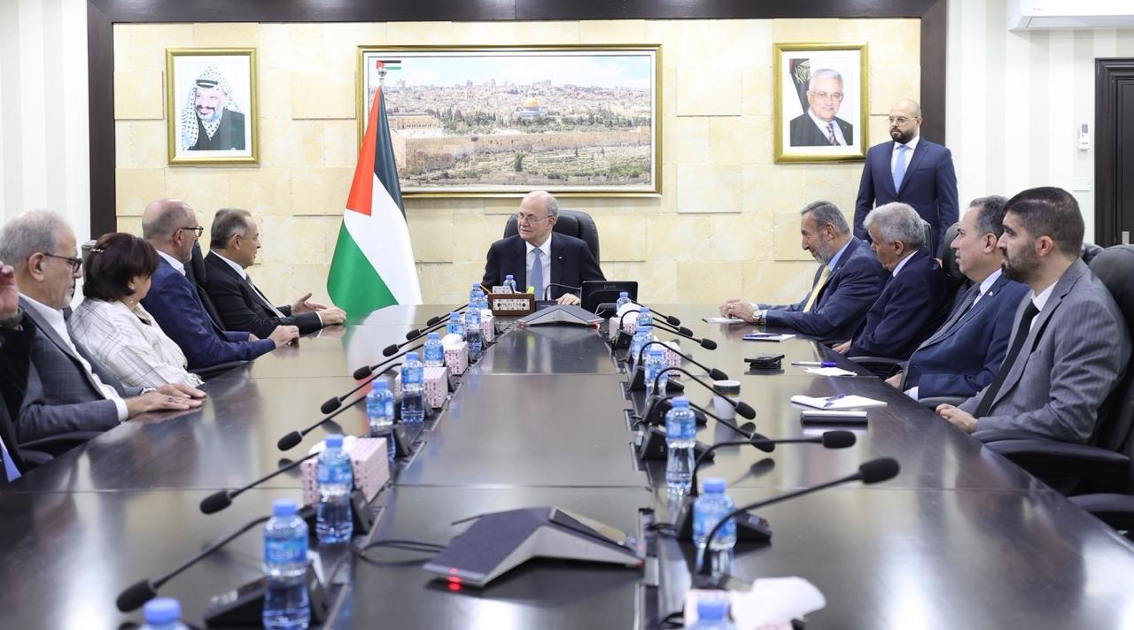 رئيس الوزراء يبحث مع مؤسسة التعاون دعم وتطوير برامج التعليم ورعاية الأيتام في فلسطين