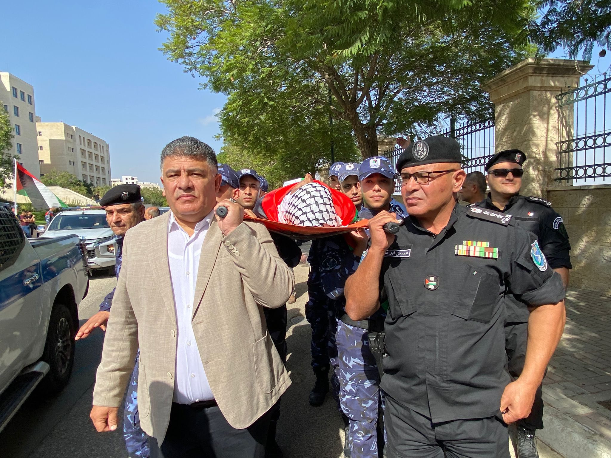 محافظ نابلس غسان دغلس يشارك في تشييع جثمان شهيد الواجب الوطني الرائد لؤي جعفر