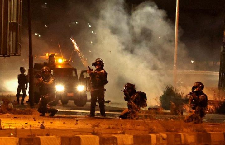 إصابات بالاختناق إثر إطلاق الاحتلال قنابل الغاز في قلنديا شمال القدس