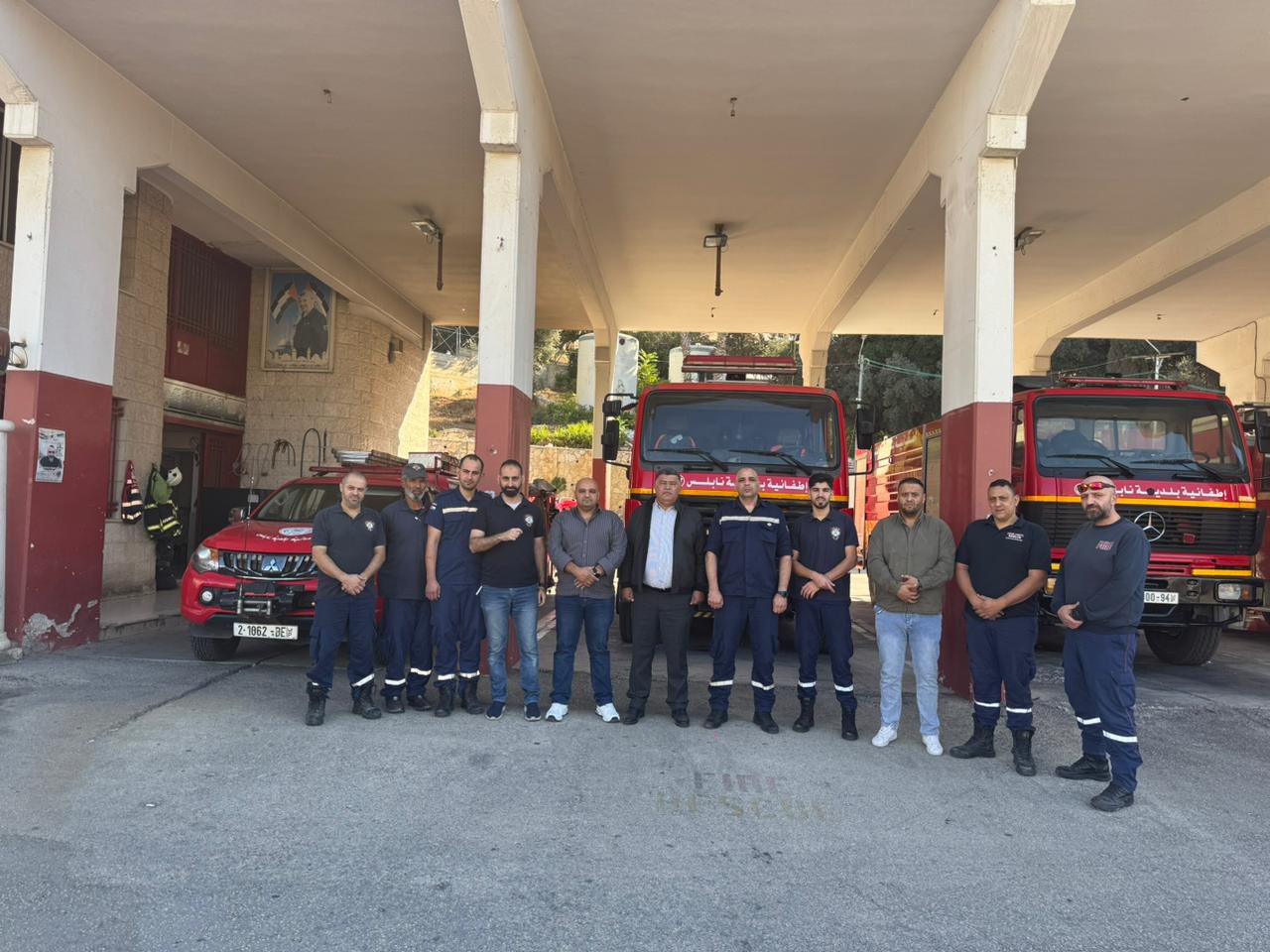 محافظ نابلس غسان دغلس يتفقد إطفائية بلدية نابلس بعد اقتحامها من قبل قوات الاحتلال