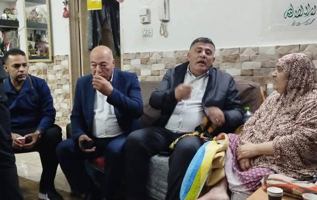 محافظ نابلس غسان دغلس يزور عائلة الأسير رائد أبو سريس المحكوم مدى الحياة