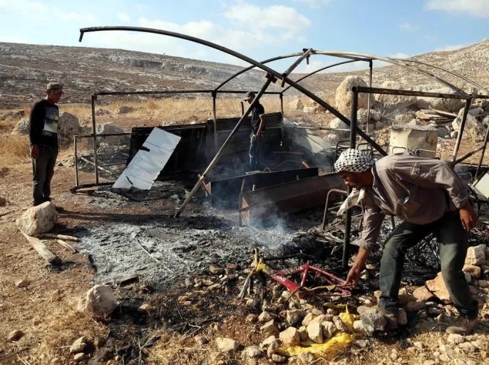 مستوطنون يحرقون 3 خيام في مسافر يطا جنوب الخليل