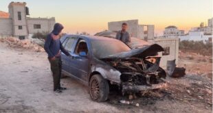 مستوطنون يضرمون النار في ثلاث مركبات خلال هجومهم على قرية المغير