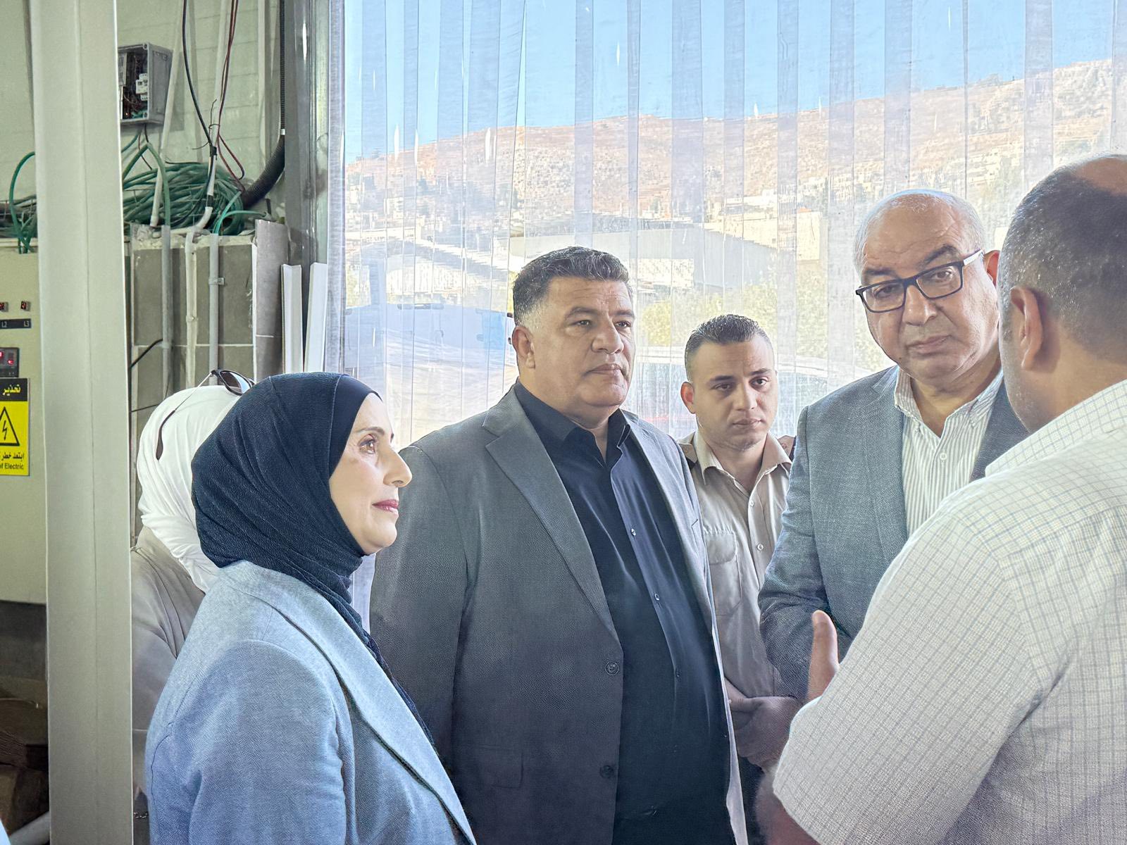 محافظ نابلس غسان دغلس يزور عدداً من المصانع في المنطقة الشرقية