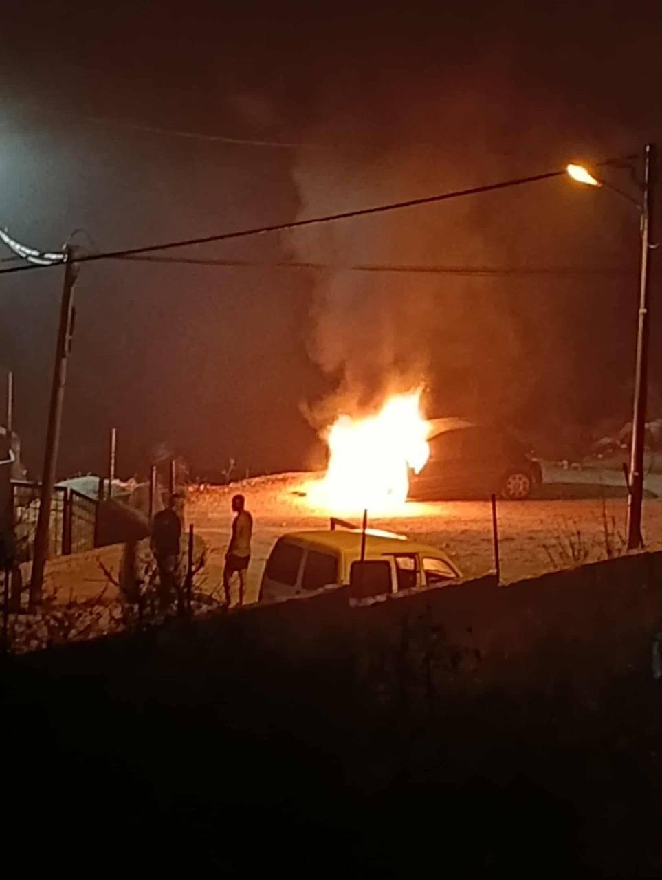 مستوطنون يحرقون مركبتين في بلدة عطارة شمال رام الله