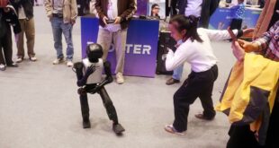 الصين : الروبوتات ترقص في كرنفال ويست بوند الدولي للتكنولوجيا والمستهلك في شانغهاي