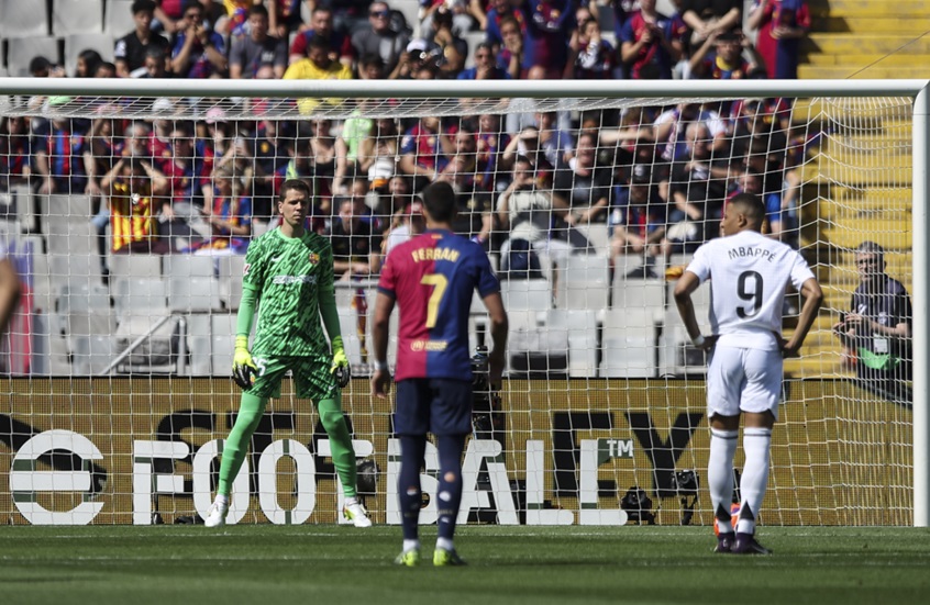 تشيزني يكشف سر تصديه لركلة جزاء مبابي في مباراة الكلاسيكو