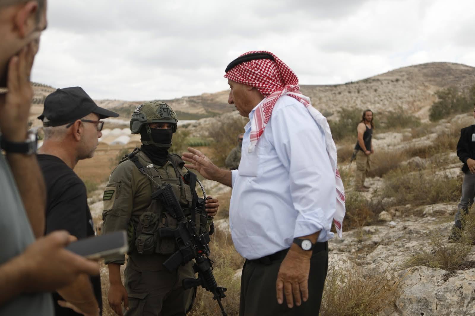 مستوطنون يصيبون مواطنًا بالرصاص الحي في صوريف وآخرون يعتدون على المواطنين في يطا وبيت أمر
