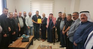 وفد من وجهاء عائلة ابو اسنينه يزورون مقر الاستخبارات العسكرية في الخليل ويجتمعون مع المدير العقيد فؤاد بدره "ابو حسني"