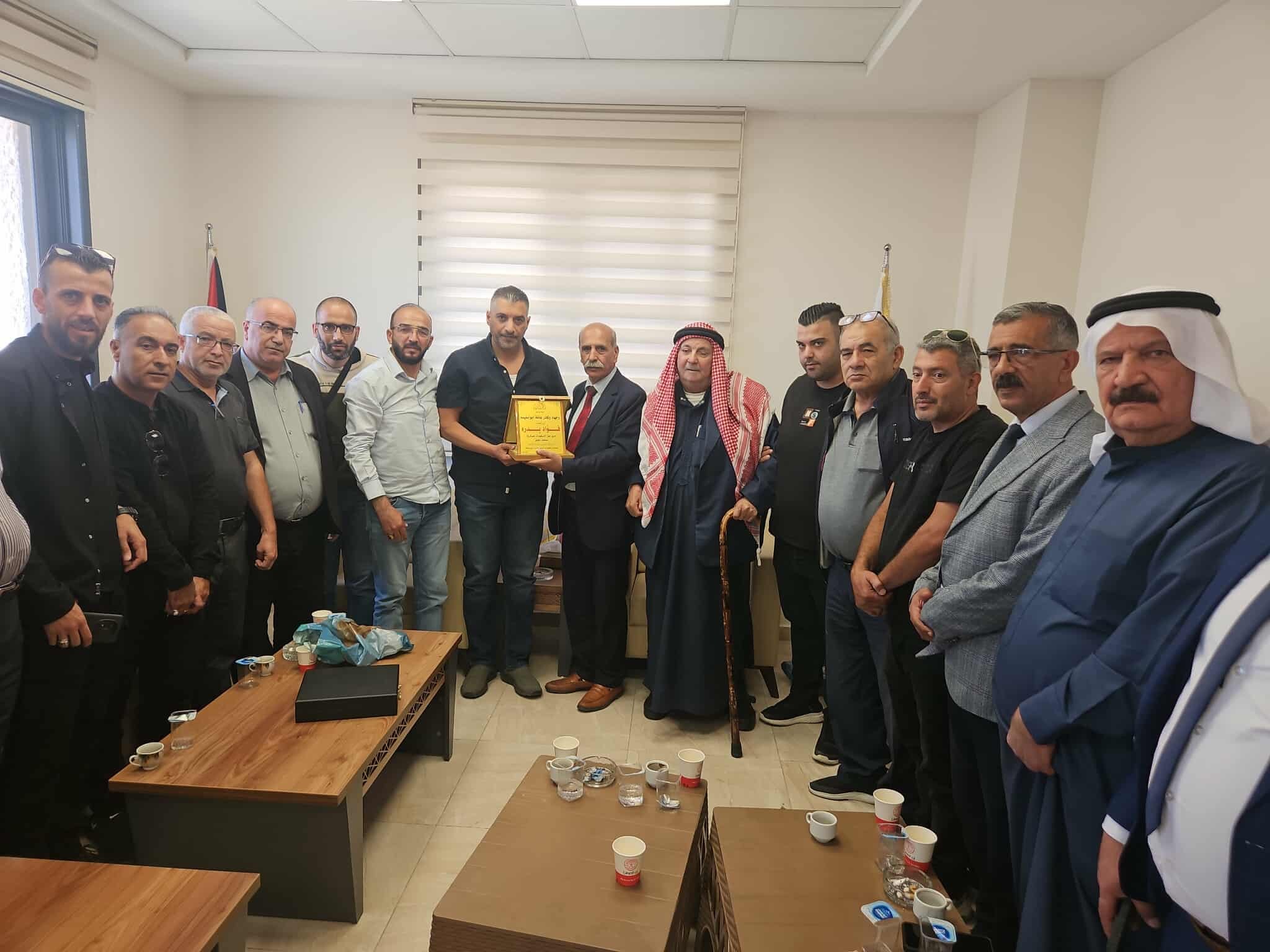 وفد من وجهاء عائلة ابو اسنينه يزورون مقر الاستخبارات العسكرية في الخليل ويجتمعون مع المدير العقيد فؤاد بدره "ابو حسني"