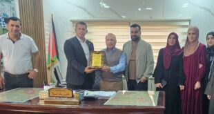 وفد من نادي أحباب اللغة العربية الفلسطيني يكرم بلدية بني نعيم