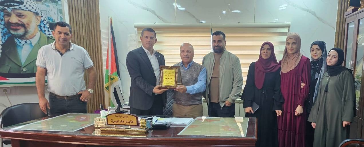 وفد من نادي أحباب اللغة العربية الفلسطيني يكرم بلدية بني نعيم