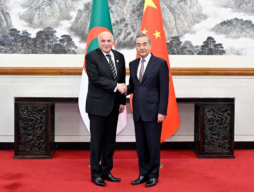 وزير الخارجية وانغ يي : الصين على استعداد لتعزيز الصداقة والتعاون مع الجزائر