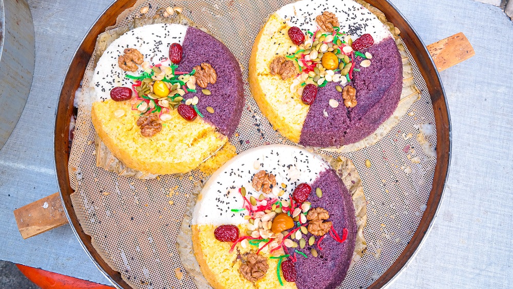 الصين : تشانغتشو، جيانغسو: كعكات تشونغيانغ الملونة تحافظ على نكهة عمرها 30 عاما