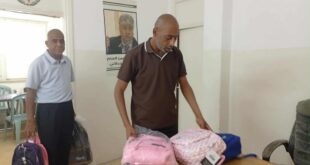 نضال العمال بأريحا يوزع حقائب مدرسية وقرطاسية على ابناء منتسبيه