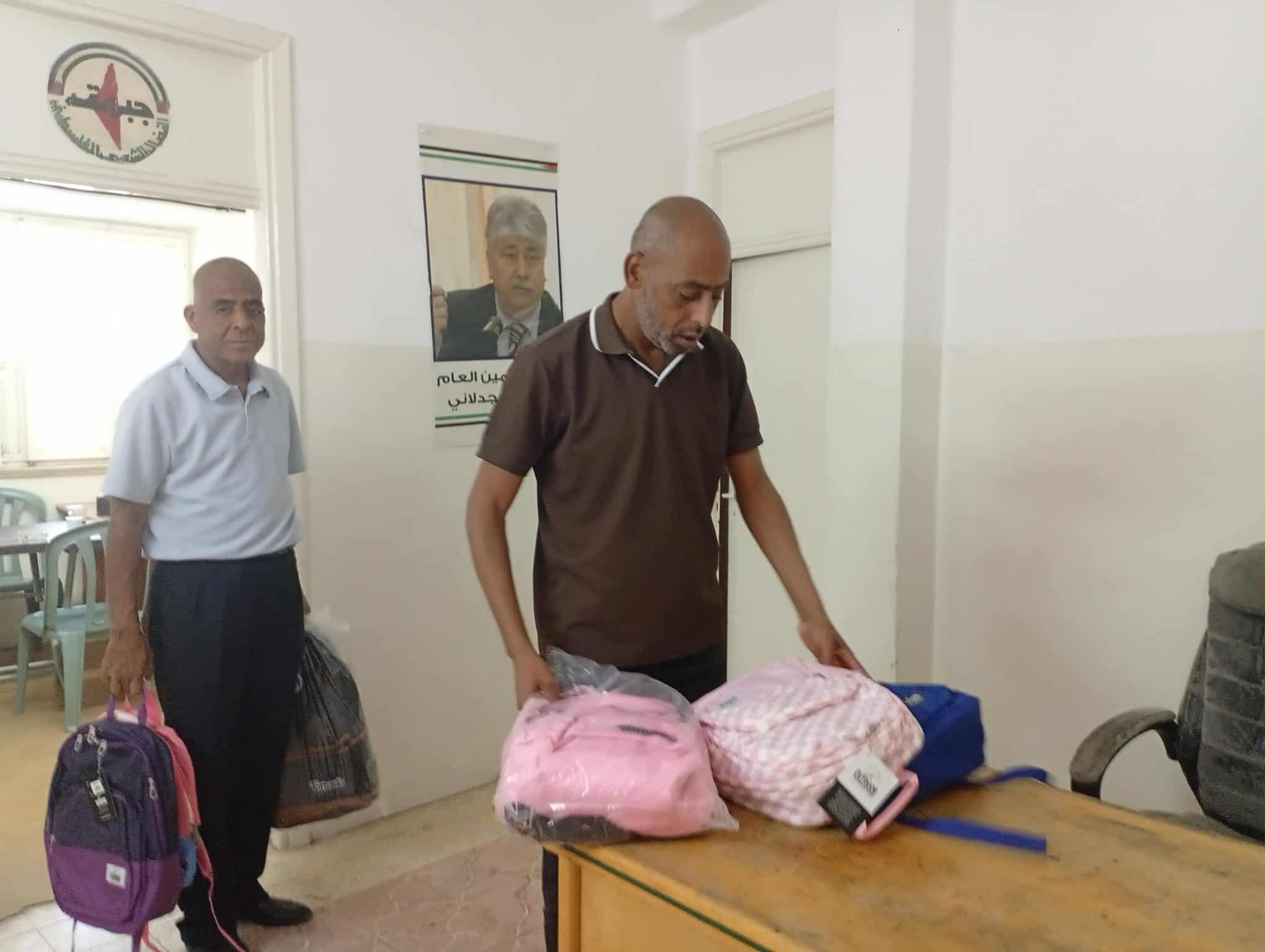 نضال العمال بأريحا يوزع حقائب مدرسية وقرطاسية على ابناء منتسبيه