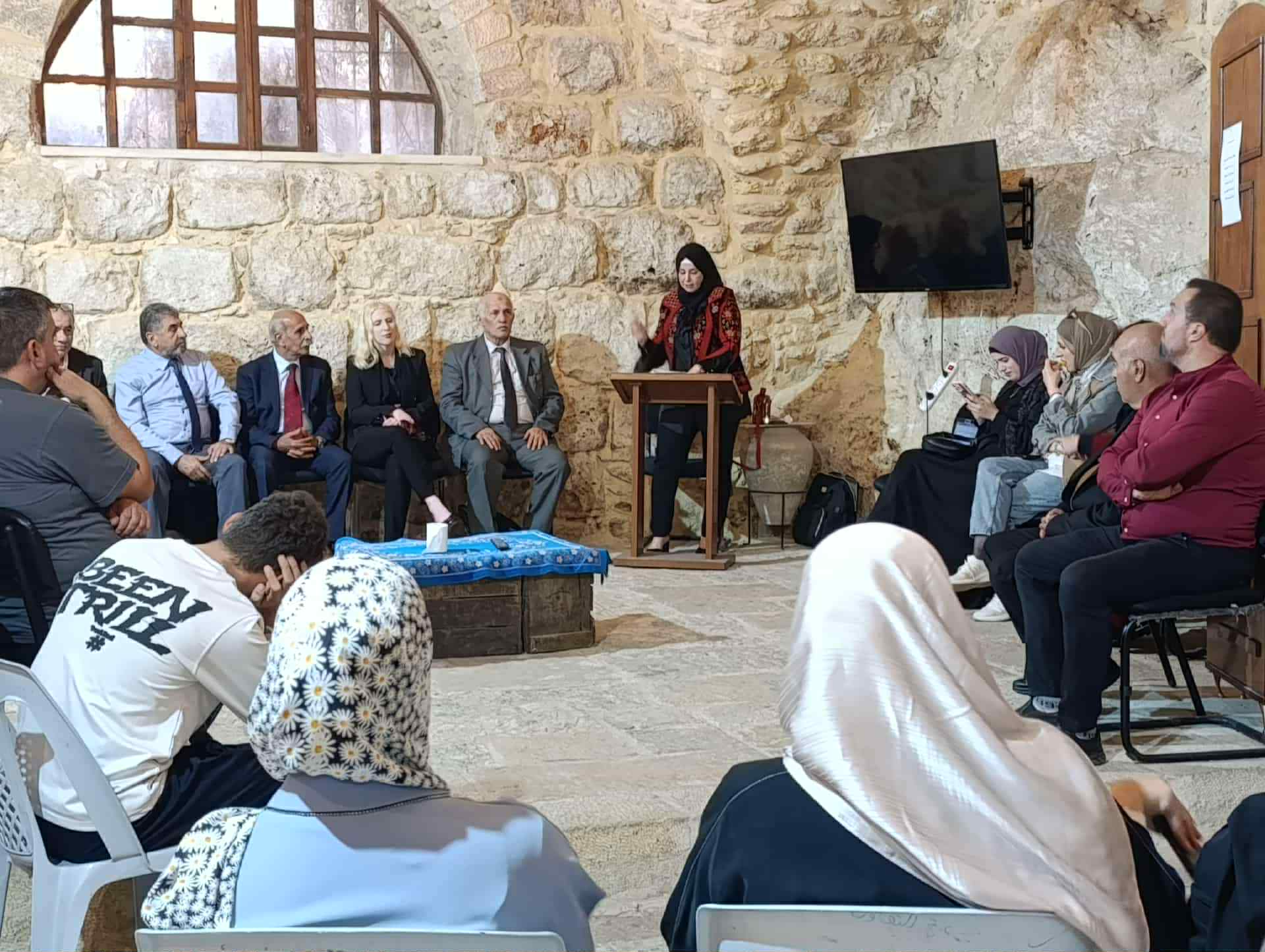 وزارة الثقافة ونادي أحباب اللغة العربية ينظمان فعالية " ثوب الوطن بين القصيدة والتراث " في الخليل