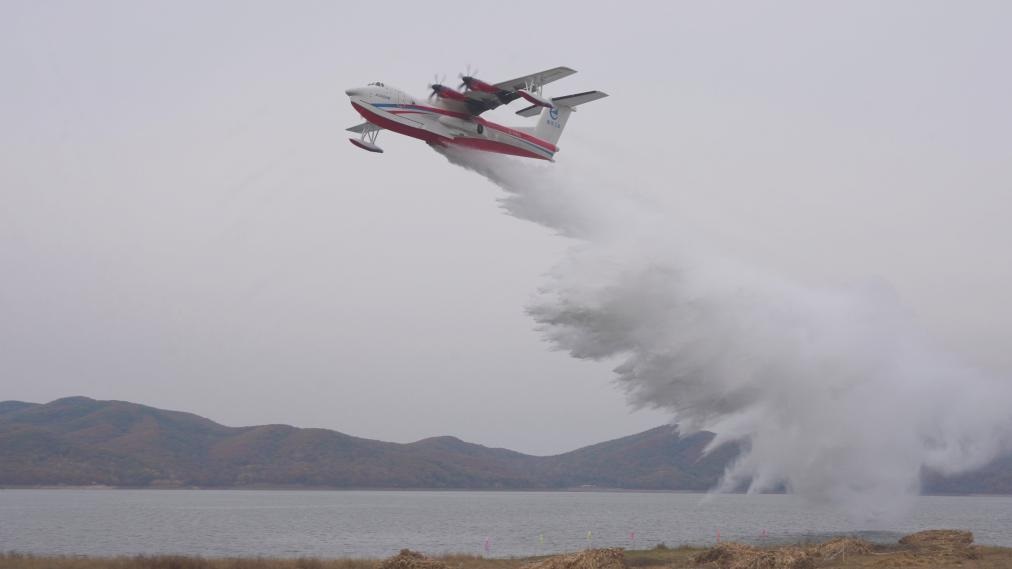 الطائرة البرمائية الصينية "أيه جي 600" تكمل أول تدريب لاغتراف المياه وإسقاطها في المياه المفتوحة