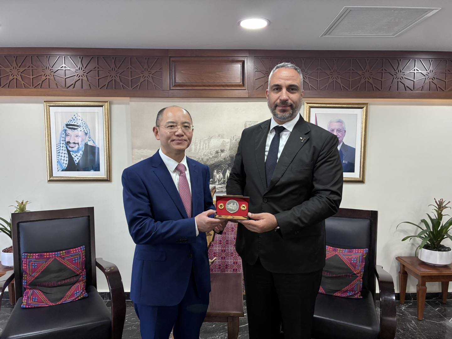 بلدية بيت لحم تستقبل السفير الصيني تسنغ جيشين وتدعو إلى توسيع مجالات التعاون بين الجانبين