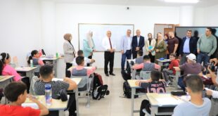 محافظ سلفيت يزور مدرسة إيماس الدولية ويطلع على سير العملية التعليمية فيها