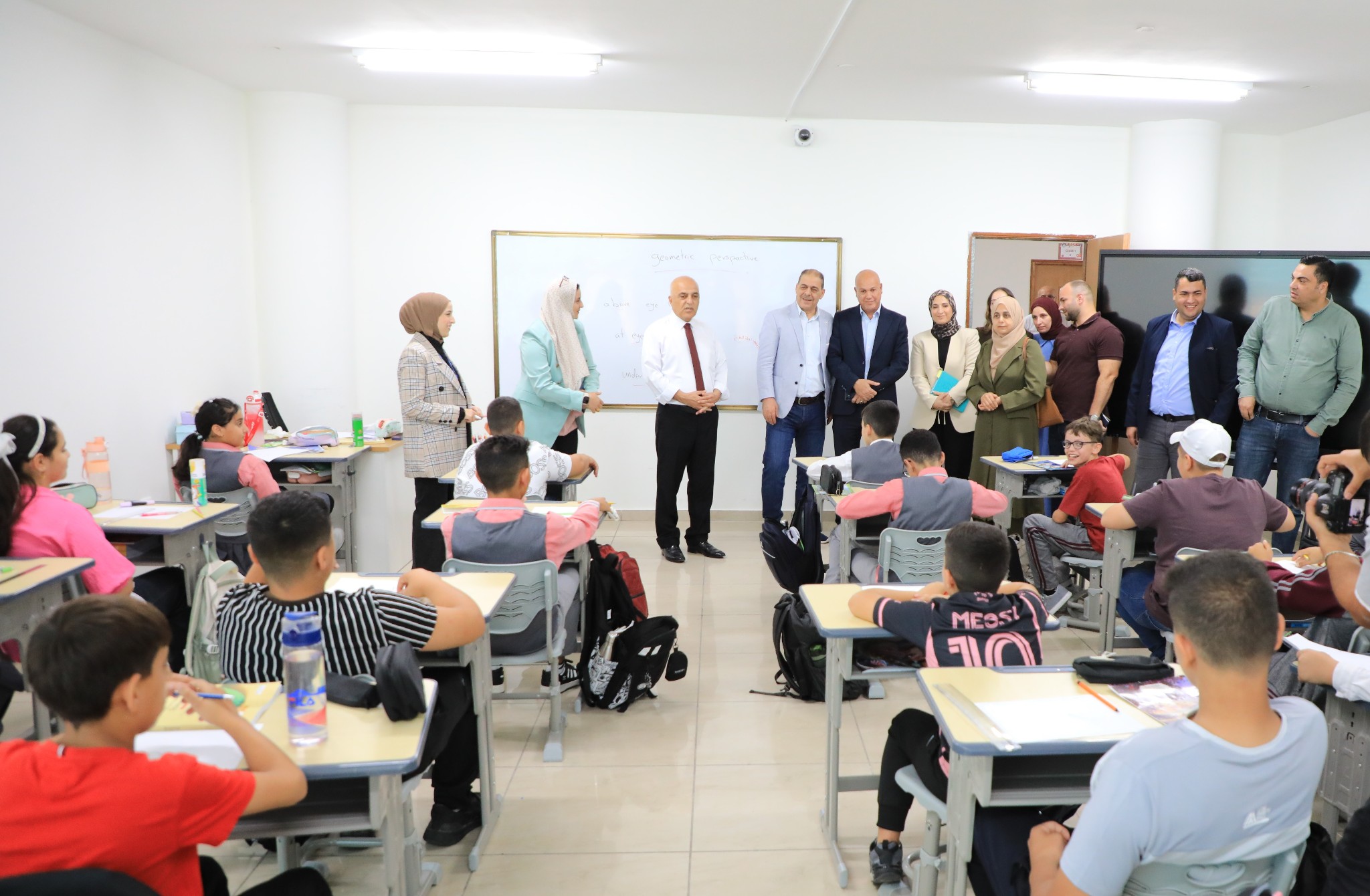 محافظ سلفيت يزور مدرسة إيماس الدولية ويطلع على سير العملية التعليمية فيها