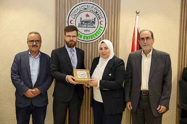جامعة الخليل تستقبل مدير البيت الروسي د. تيموفي بوكوف لتعزيز التعاون الأكاديمي والثقافي