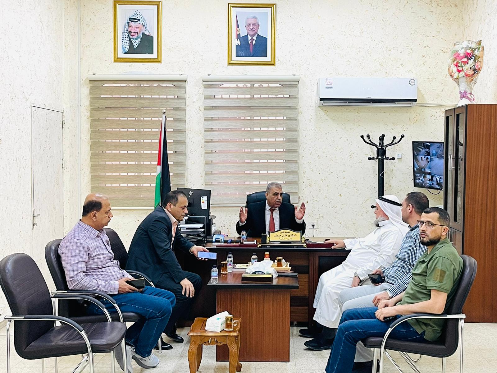 محافظ قلقيلية يزور الكلية الشرعية ويلتقي عميدها الجديد