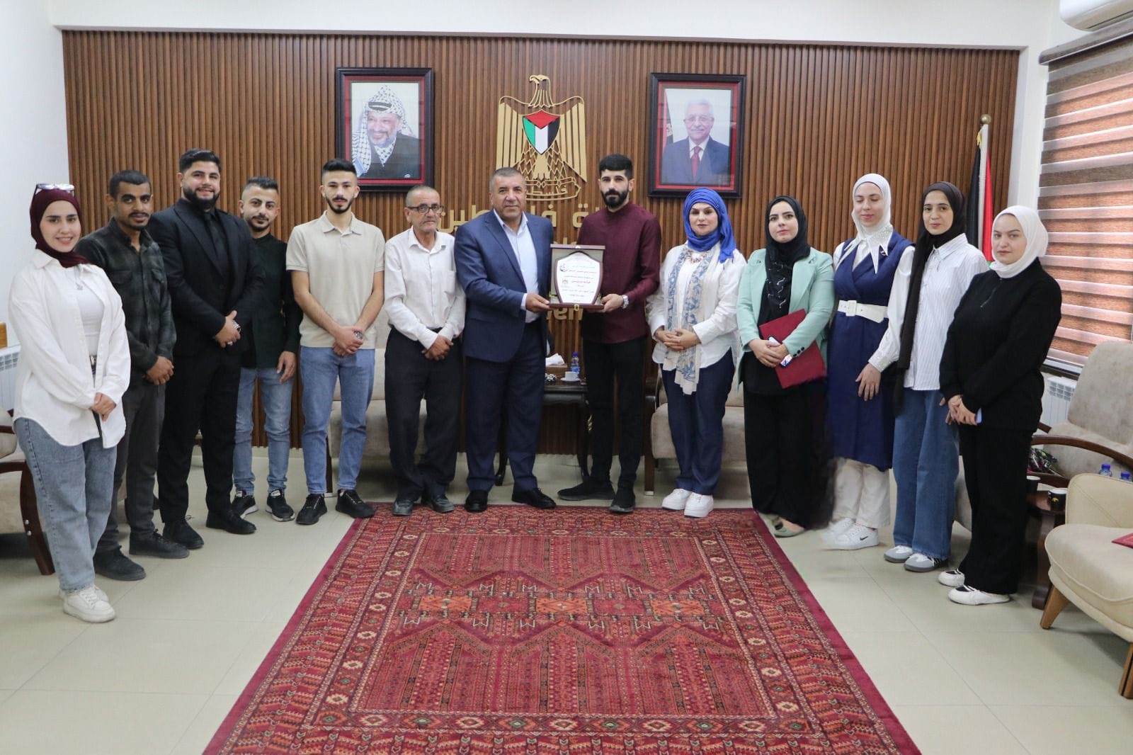 محافظ الخليل خالد دودين يُكرم ممثلي مجلس الشباب تقديراً لجهودهم في خدمة المجتمع