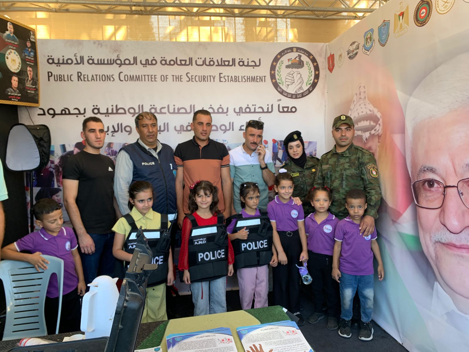 الشرطة تُواصل فعاليات الحملة الشرطية للوقاية من الجريمة بتوزيع بروشورات توعوية من مخاطر المخدرات في طولكرم