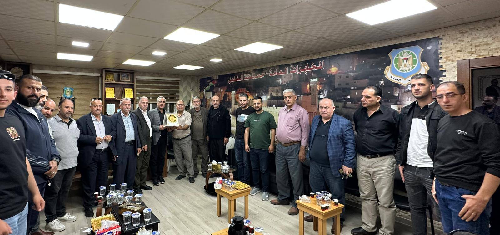 مجلس عائلة أبو سنينة يزور جهاز المخابرات العامة في محافظة الخليل