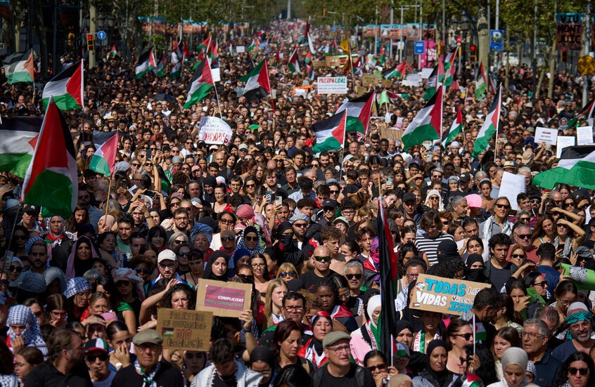 اسبانيا : مئات الآلاف يتظاهرون في برشلونة دعماً لفلسطين وتنديداً بالاحتلال الإسرائيلي