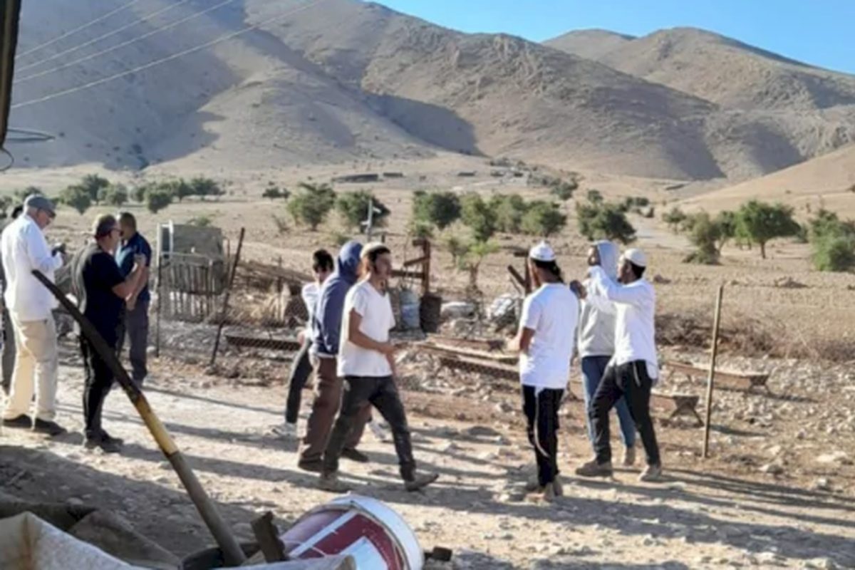 مستوطنون يعتدون على نشطاء سلام في قرية شلال العوجا

