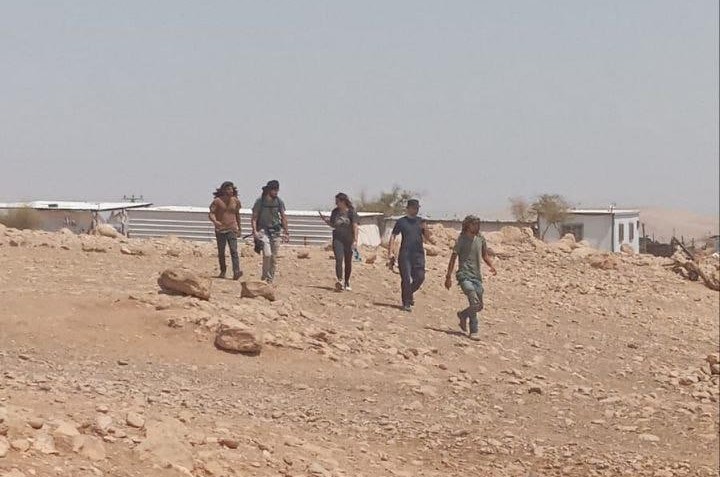 مستوطنون يقتحمون قرية شلال العوجا شمال أريحا

