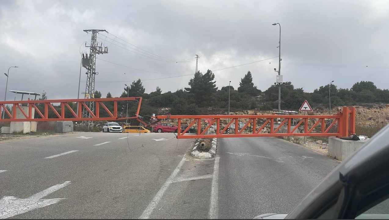 الاحتلال يغلق بوابة عطارة وينصب حاجزا عسكريا قرب النبي صالح شمال رام الله
