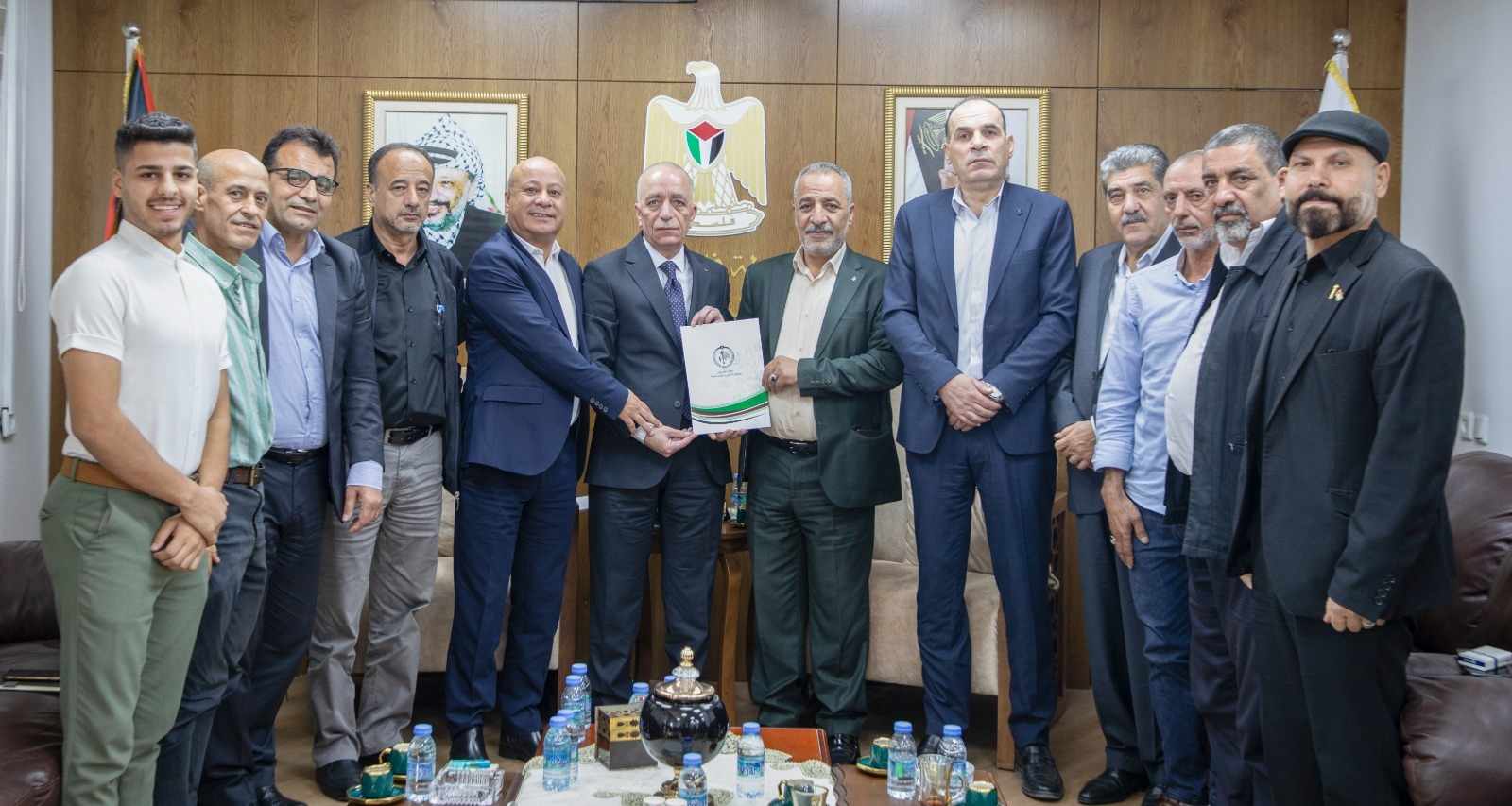 في إطار دعم الحكومة لصمود المخيمات : سلطة الأراضي تسلّم تخصيص أرض لمركز شباب بلاطة