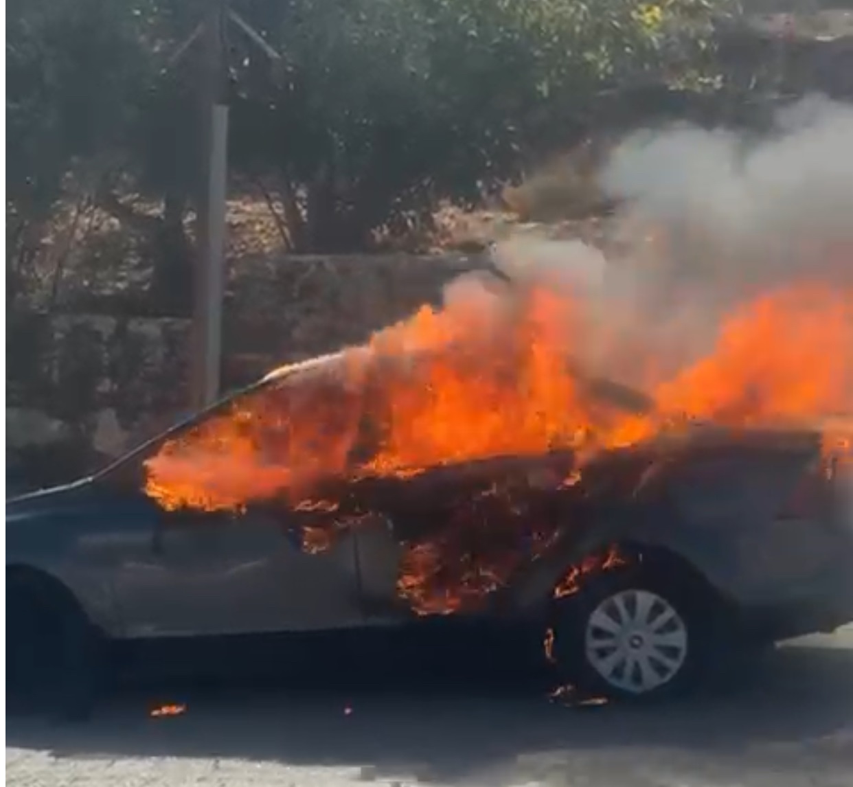 مستوطنون يهاجمون بلدة دير دبروان شرق رام الله ويحرقون مركبتين ويعتدون على مسجد