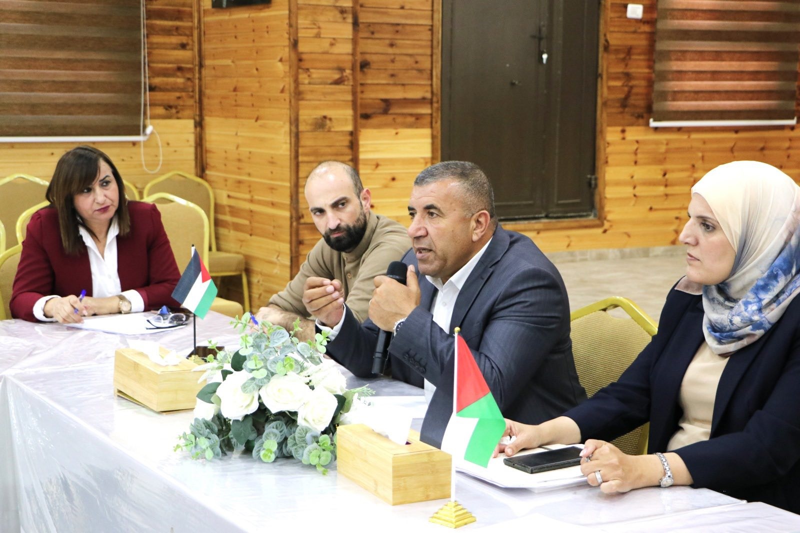 محافظ الخليل خالد دودين يترأس اجتماع وحدة تخطيط الجنوب مع بلديات المحافظة