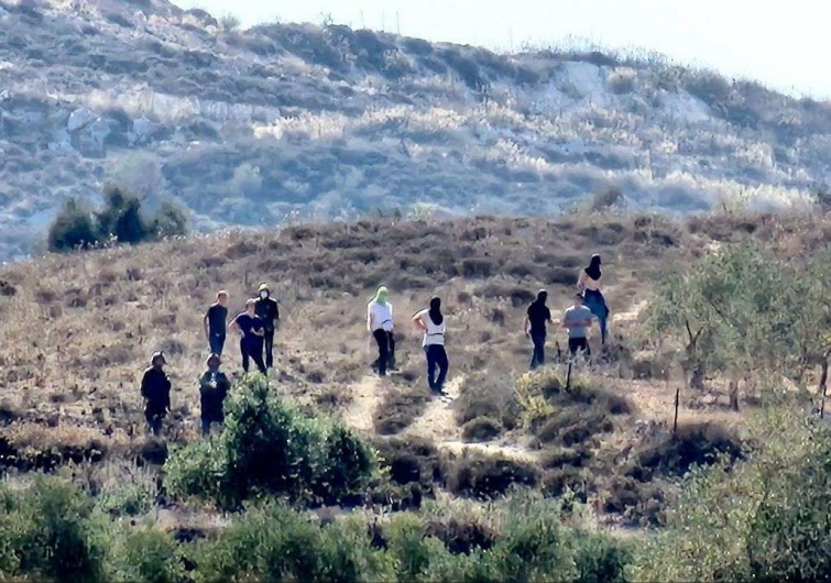 مستوطنون بحماية الاحتلال يقتحمون أطراف المغير شمال شرق رام الله والبيرة
