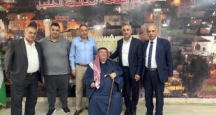 عميد عائلة ابواسنينه الحاج " ابو أكرم " برفقة المناضل الحاج عيسى ابومياله يزرون مقر المخابرات في الخليل