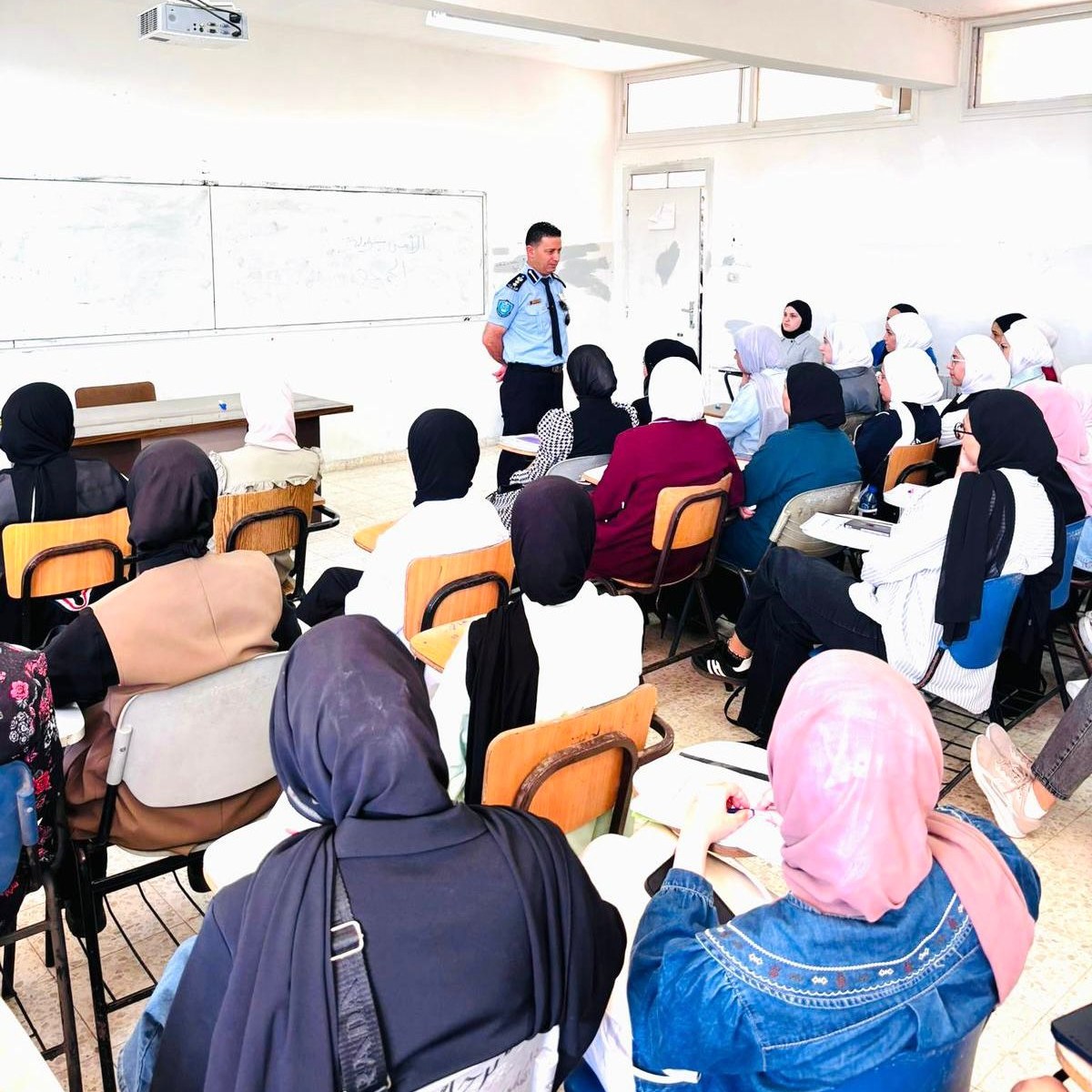 الشرطة المجتمعية تنظم سلسلة محاضرات ومبادرات توعوية لطلبة الجامعات لتعزيز السلامة والوعي الأمني
