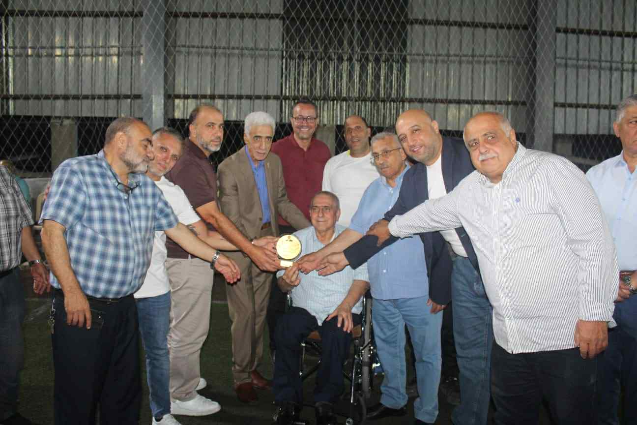 فلسطين تجمعنا" ونجوم الأهلي صيدا يكرّمون الطبيب الإنساني الدكتور نبيل الراعي في "مباراة الوفاء"