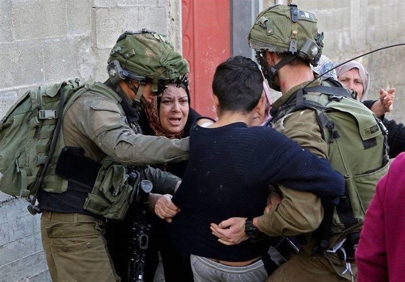 الاحتلال يعتقل طفلًا ووالدته من العيسوية شمال شرق القدس
