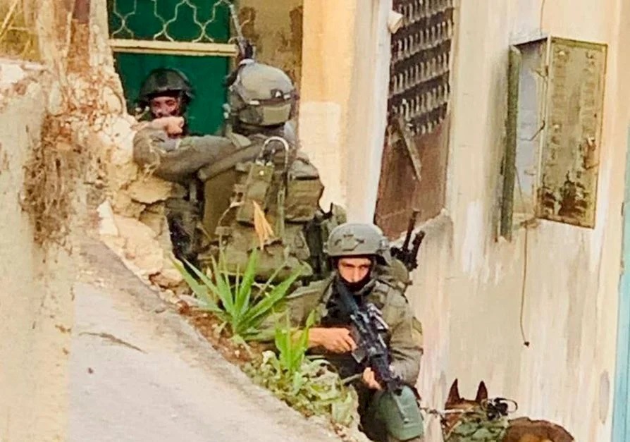 الاحتلال يعتقل 5 شبان من جنين بينهم 4 بعد محاصرة منزل في الحي الشرقي