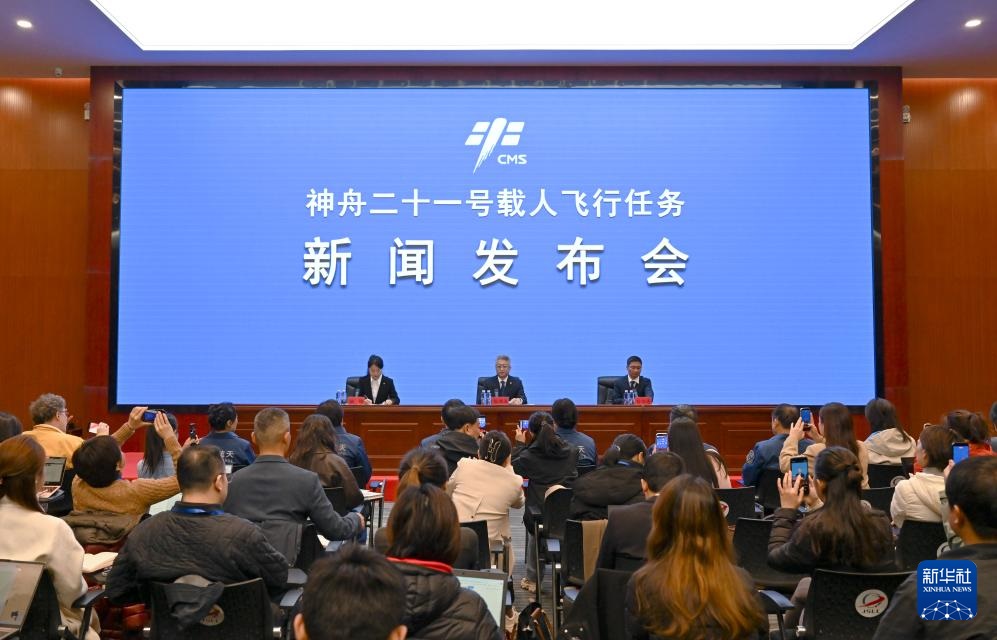 الصين تستفيد من المنافسة التجارية لتعزيز برنامجها القمري المأهول