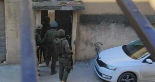 الاحتلال يقتحم قلنديا ويداهم منازل ويعتقل شابا