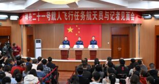 رواد فضاء مهمة "شنتشو-21" المأهولة الصينية يلتقون بالصحافة