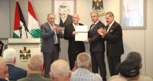 الرئيس محمود عباس يمنح اللواء صبحي أبو عرب ميدالية الخدمة الممتازة من الطبقة الذهبية
